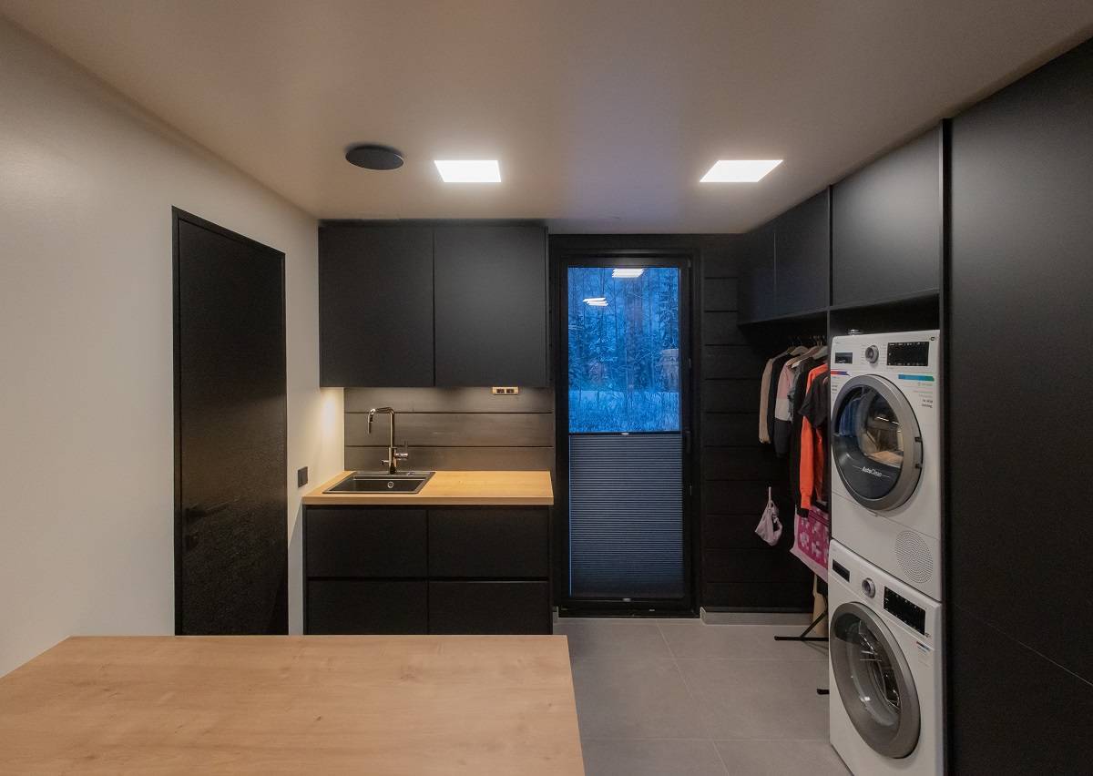 Eclairage de la buanderie par des luminaires à panneau et du plan de travail par des bandes LED
